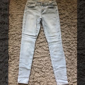 A nice pair of blue light washed Arizona jeans 👖.